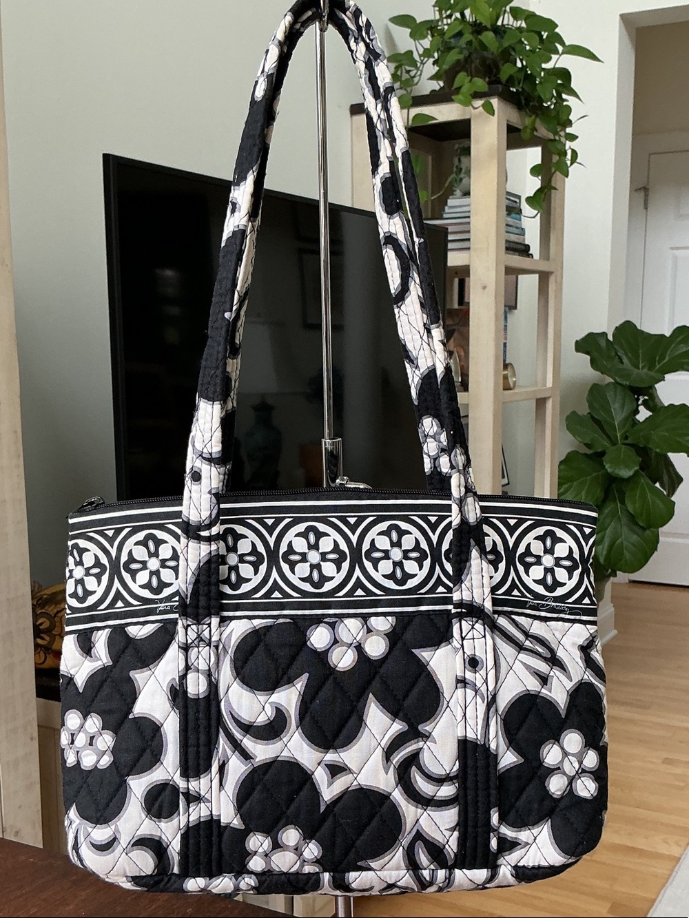 Vera Bradley small Night and Day tote w/zip closure and 6 pockets.